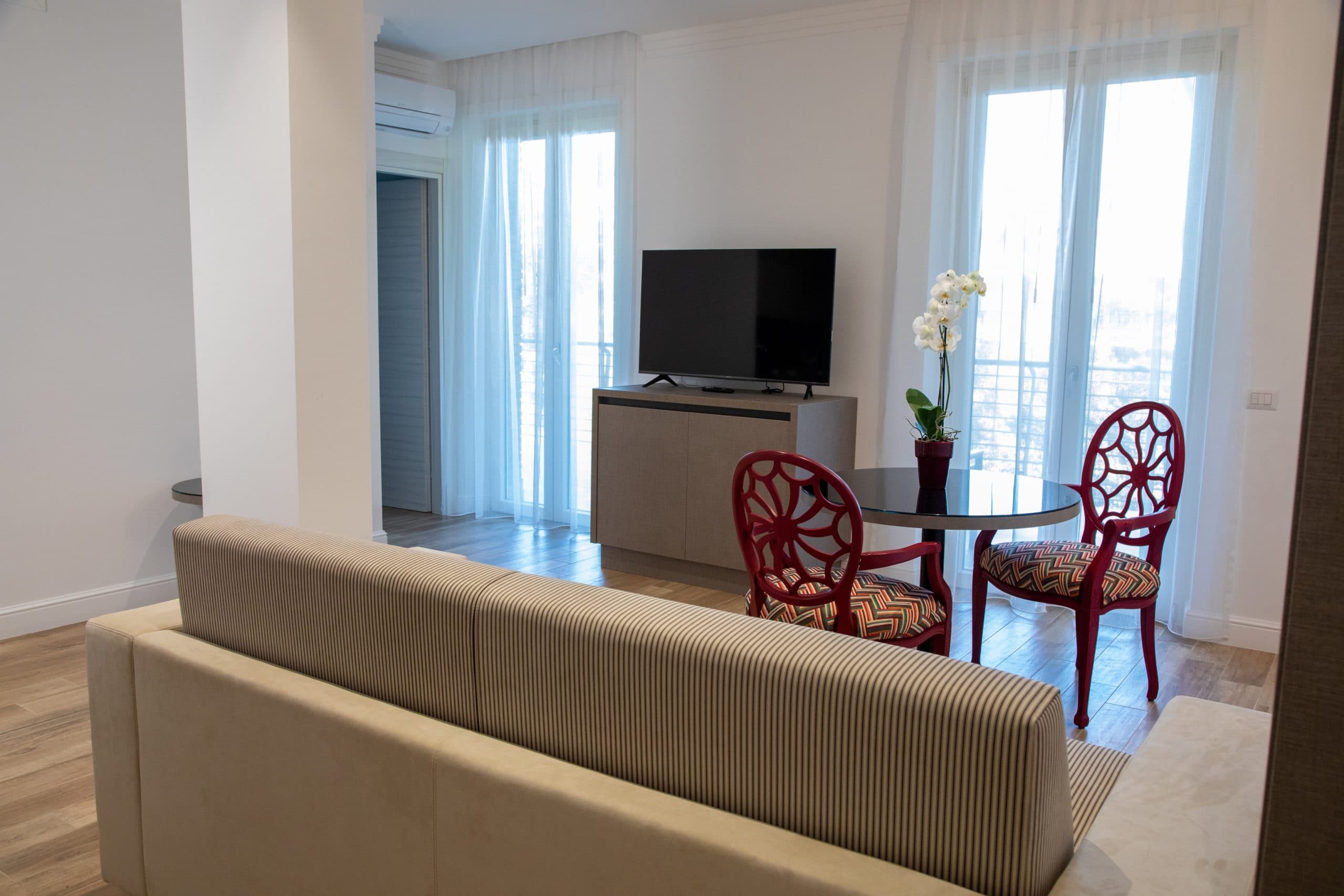 Grand Terrace Apartment with large furnished terrace 2